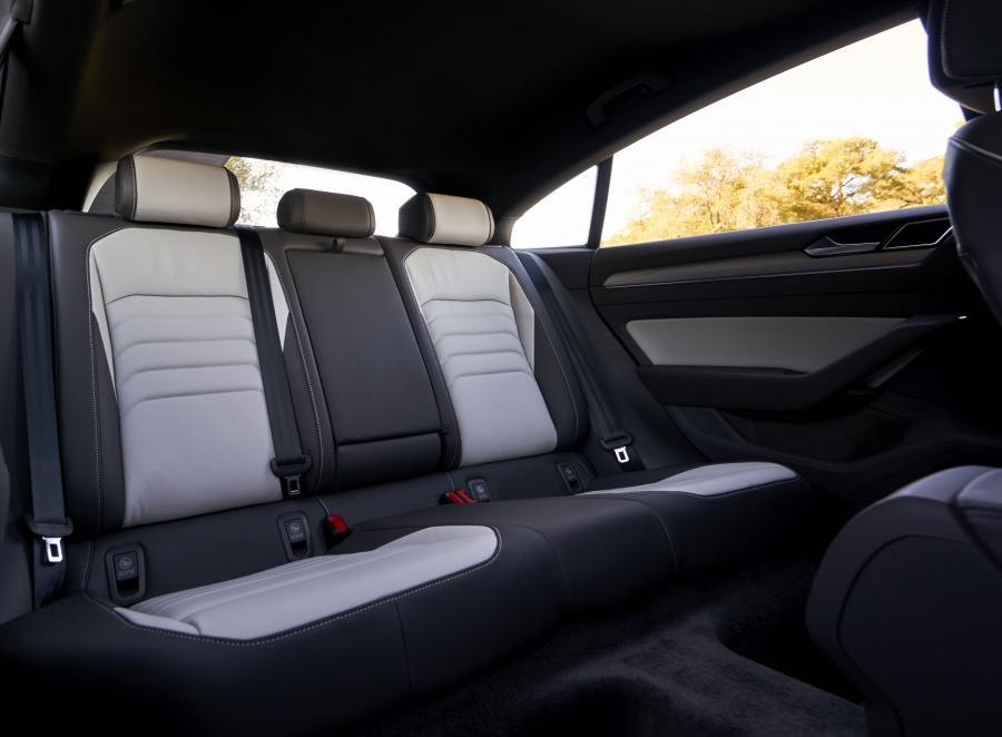 Интерьер Volkswagen Arteon 4Motion R-Line 2019 года  (NA) (фото 35 из 40)